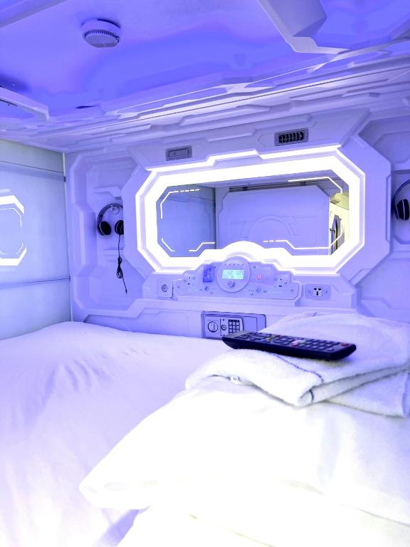 Space Home Apartment - Prater في فيينا: غرفة بها سرير وتلفزيون وريموت كنترول