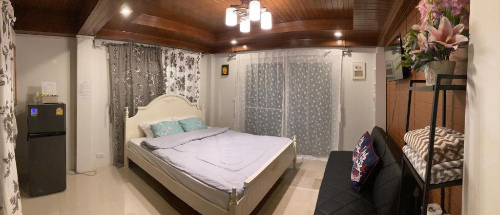 um pequeno quarto de hospital com uma cama em lemoon house khaoyai em Khao Yai