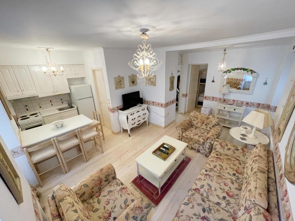 ein Wohnzimmer und eine Küche mit Luftblick in der Unterkunft Flora in Nafplia in Nafplio