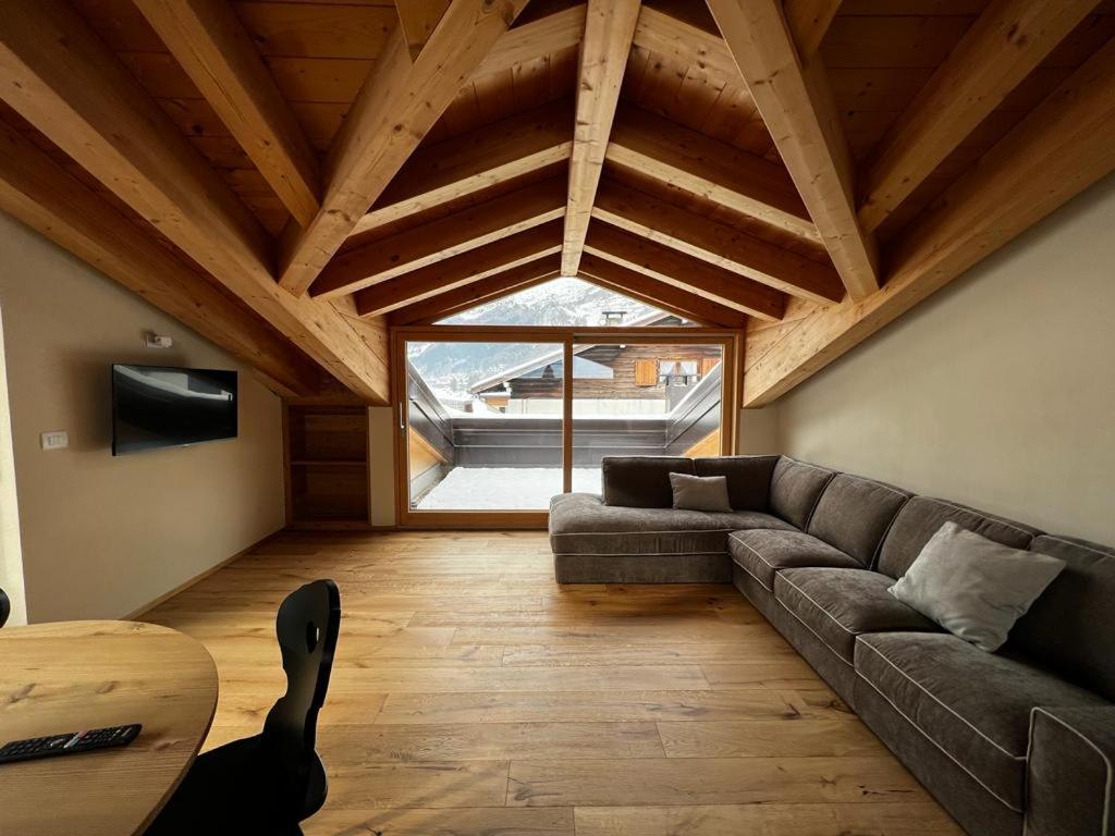 TV a/nebo společenská místnost v ubytování YETI Design mountain apartments