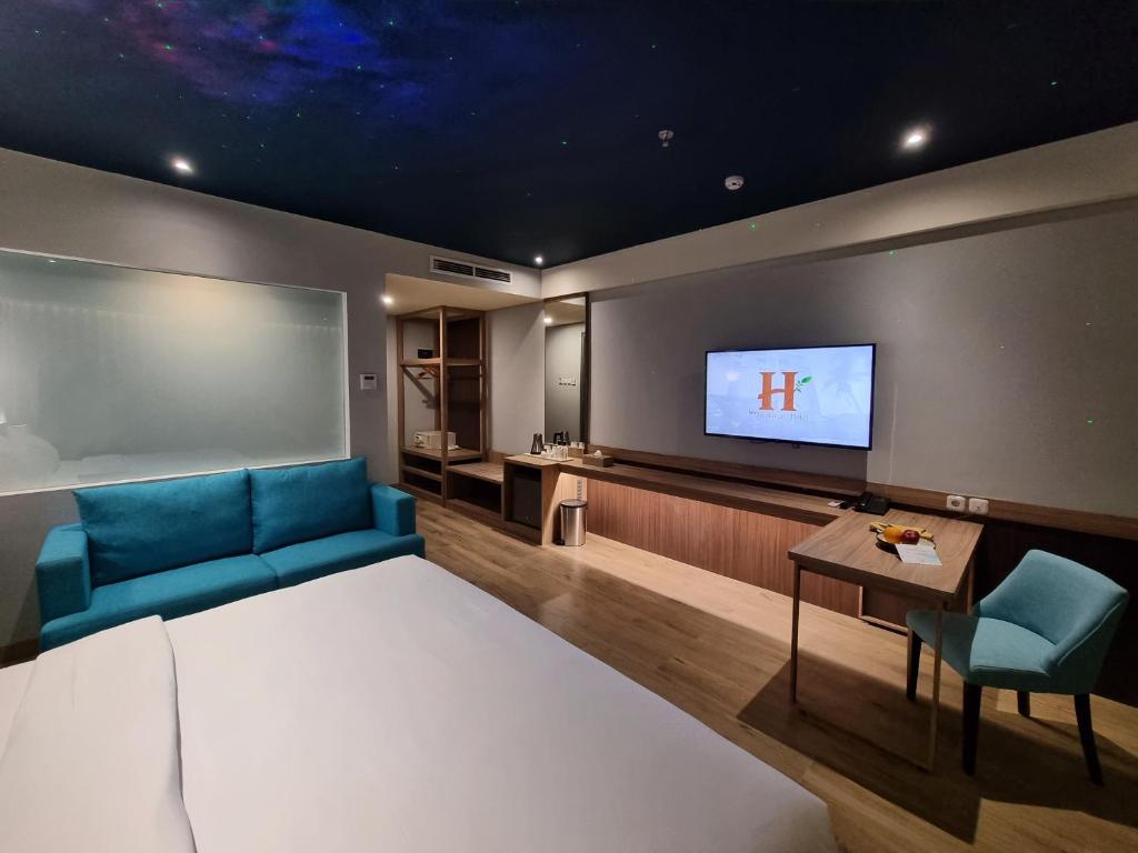 TV a/nebo společenská místnost v ubytování Hemangini Hotel Bandung