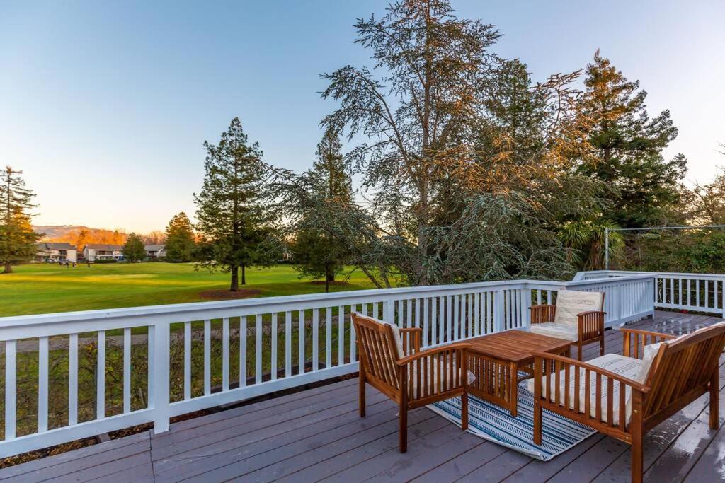 una terraza con mesa y sillas. en Charming House next to Golf Course, en Rohnert Park