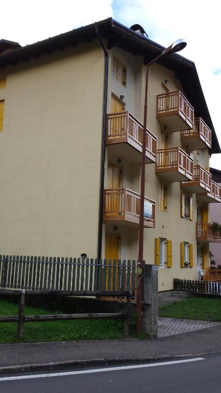 un edificio con balcones en un lateral en Appartamenti hotel ortles en Cogolo
