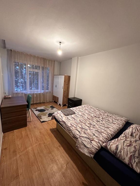 Schlafzimmer mit einem Bett, einem Schreibtisch und einem Fenster in der Unterkunft Private Room in Istanbul #8 in Istanbul
