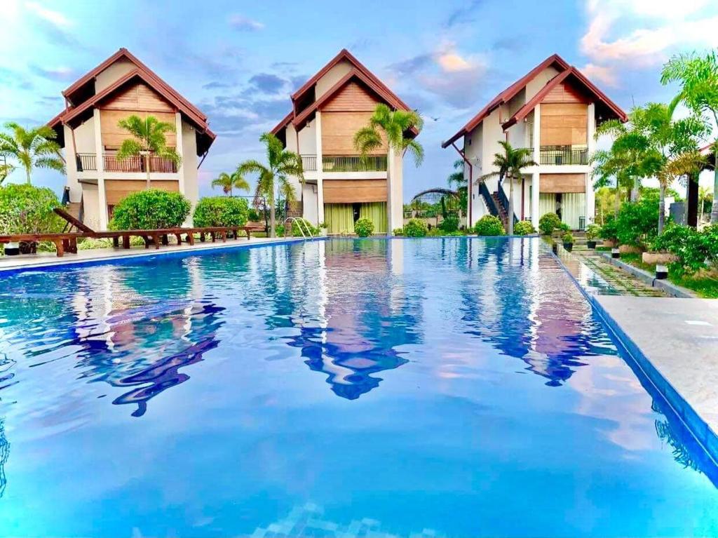 einem Pool vor einem Resort in der Unterkunft Avonil Resort Yala in Tissamaharama