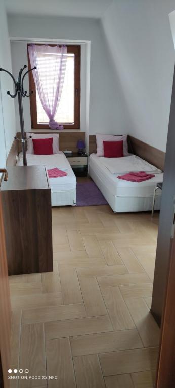 Habitación con 2 camas y suelo de madera. en penyrent, en Varna