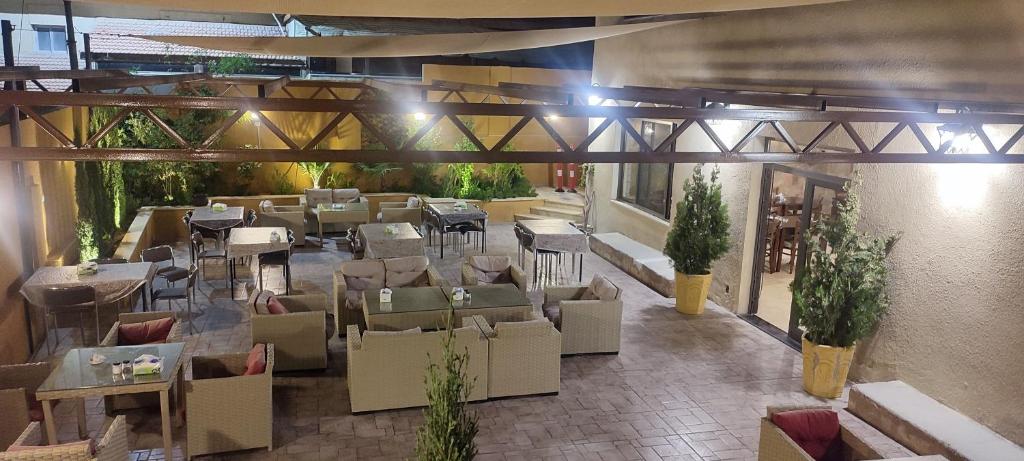 ein Restaurant mit Tischen und Stühlen in einem Gebäude in der Unterkunft Black Iris Hotel in Madaba