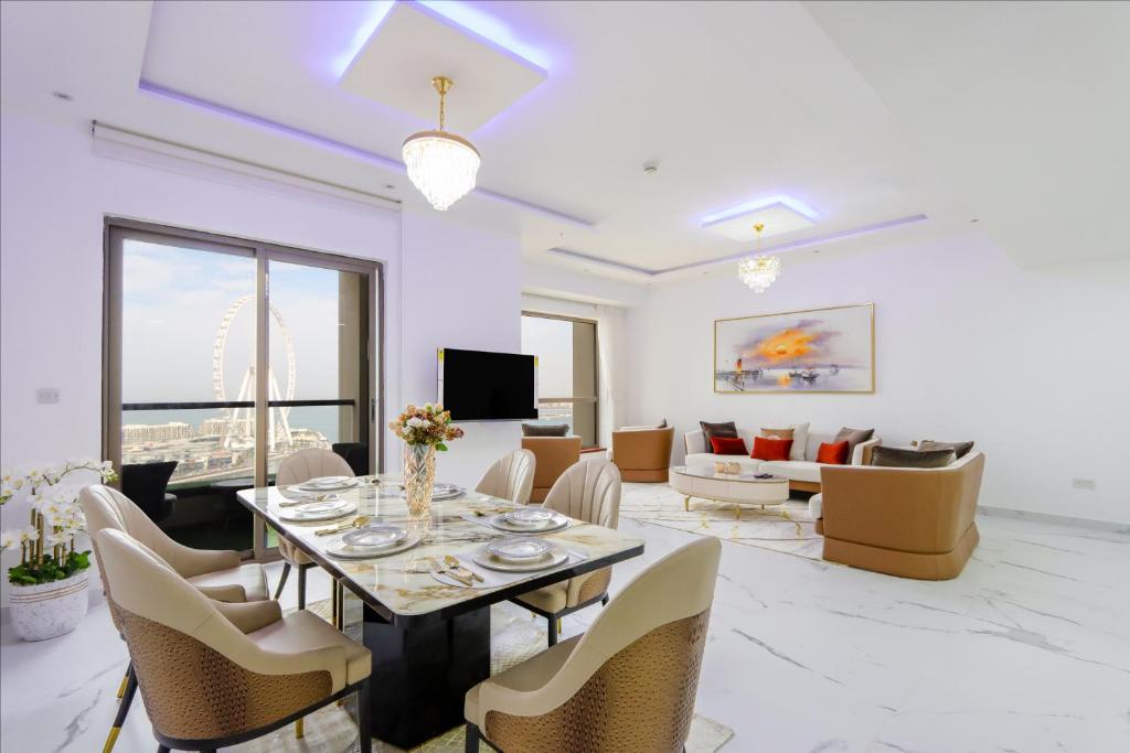 een woonkamer met een eettafel en stoelen bij JBR The Walk Shams 4 - Fully Upgraded Sea view Lux 2 bedroom By Gardenia Holiday in Dubai