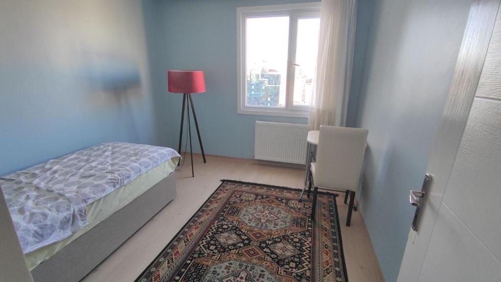 um quarto com uma cama, um tapete e uma janela em Private Room in Istanbul #16 em Istambul