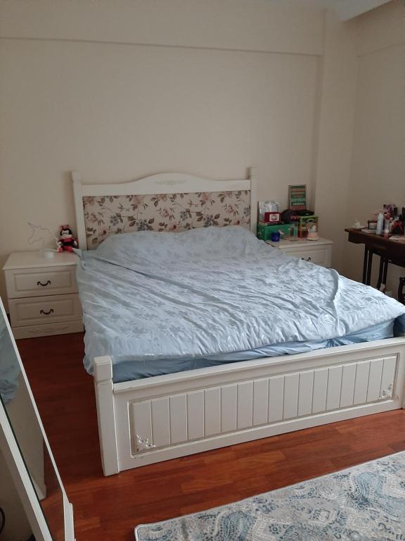 ein Schlafzimmer mit einem weißen Bett mit blauer Bettwäsche in der Unterkunft Private Room in Istanbul #17 in Istanbul