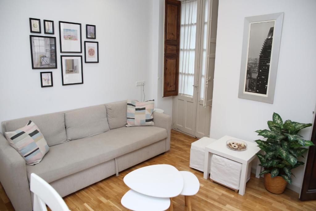 una sala de estar con un sofá y una mesa en Central Market 2 habitaciones by Salamancavacacional, en Salamanca