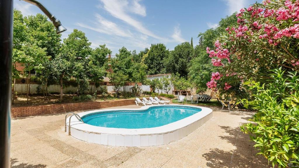 The swimming pool at or close to Chalet Brillante Córdoba by Ruralidays