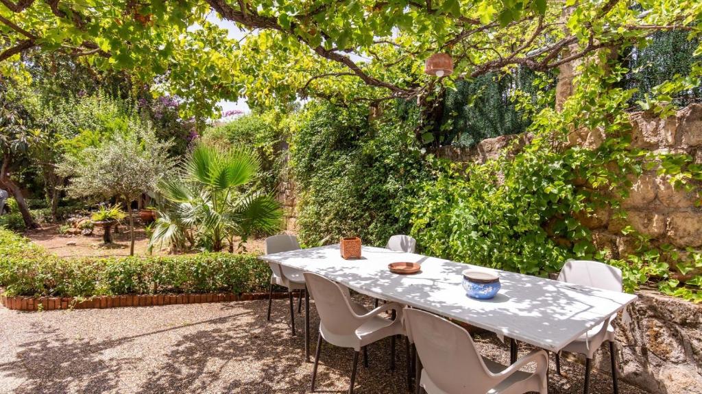 A garden outside Chalet Brillante Córdoba by Ruralidays