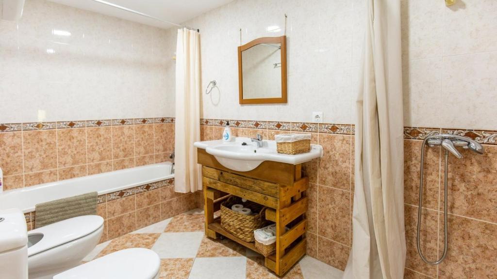 A bathroom at Chalet Brillante Córdoba by Ruralidays