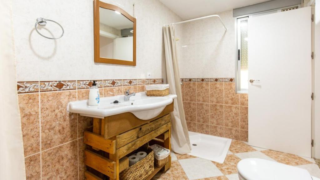 A bathroom at Chalet Brillante Córdoba by Ruralidays