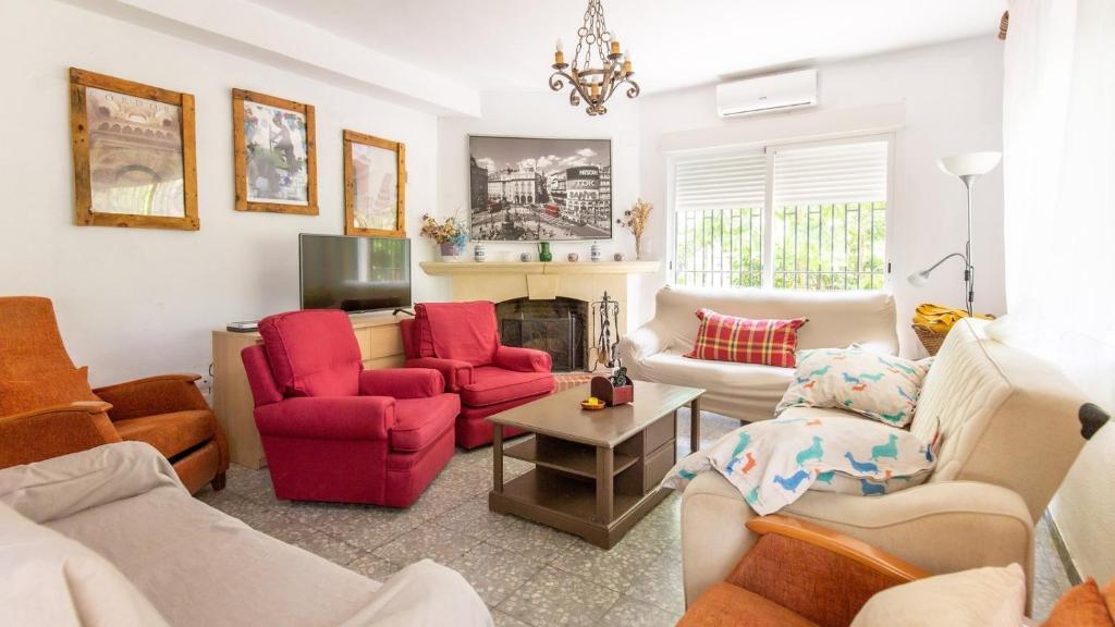 A seating area at Chalet Brillante Córdoba by Ruralidays