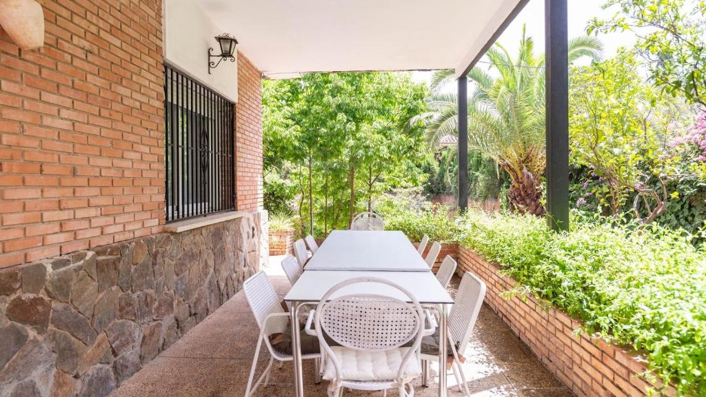 A garden outside Chalet Brillante Córdoba by Ruralidays