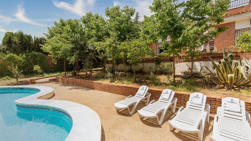 The swimming pool at or close to Chalet Brillante Córdoba by Ruralidays