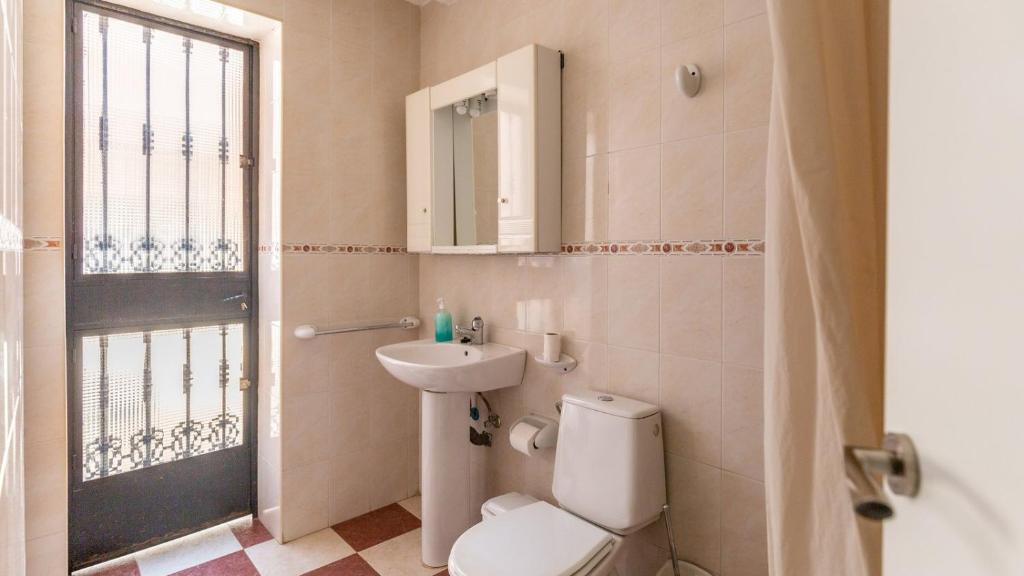 A bathroom at Chalet Brillante Córdoba by Ruralidays