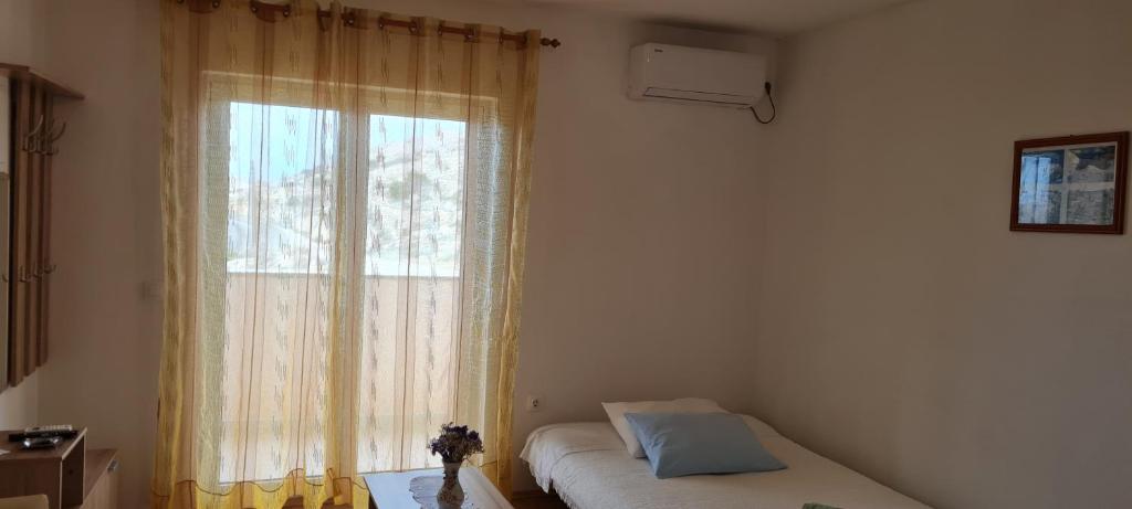 Postel nebo postele na pokoji v ubytování Apartments Zakarija