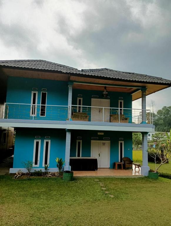 niebieski dom z balkonem w obiekcie Faviliun haikal w mieście Cisarua