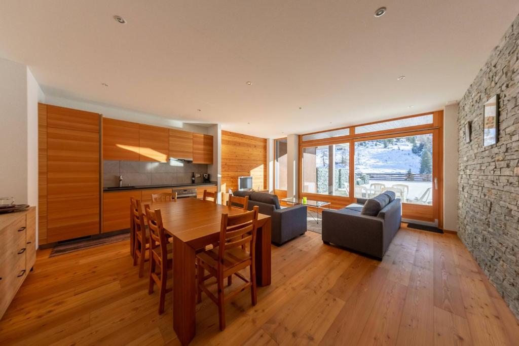 a kitchen and dining room with a table and chairs at Appartement ski-in, ski-out Siviez Rosablanche D 204B in Siviez