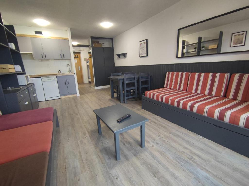 ein Wohnzimmer mit einem Sofa und einem Tisch in der Unterkunft Apartament peu pistes 6 Edificio Fronterablanca-Bloc 1 in Pas de la Casa