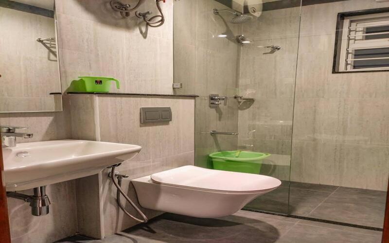 Un baño de RR Mount Elite Suites