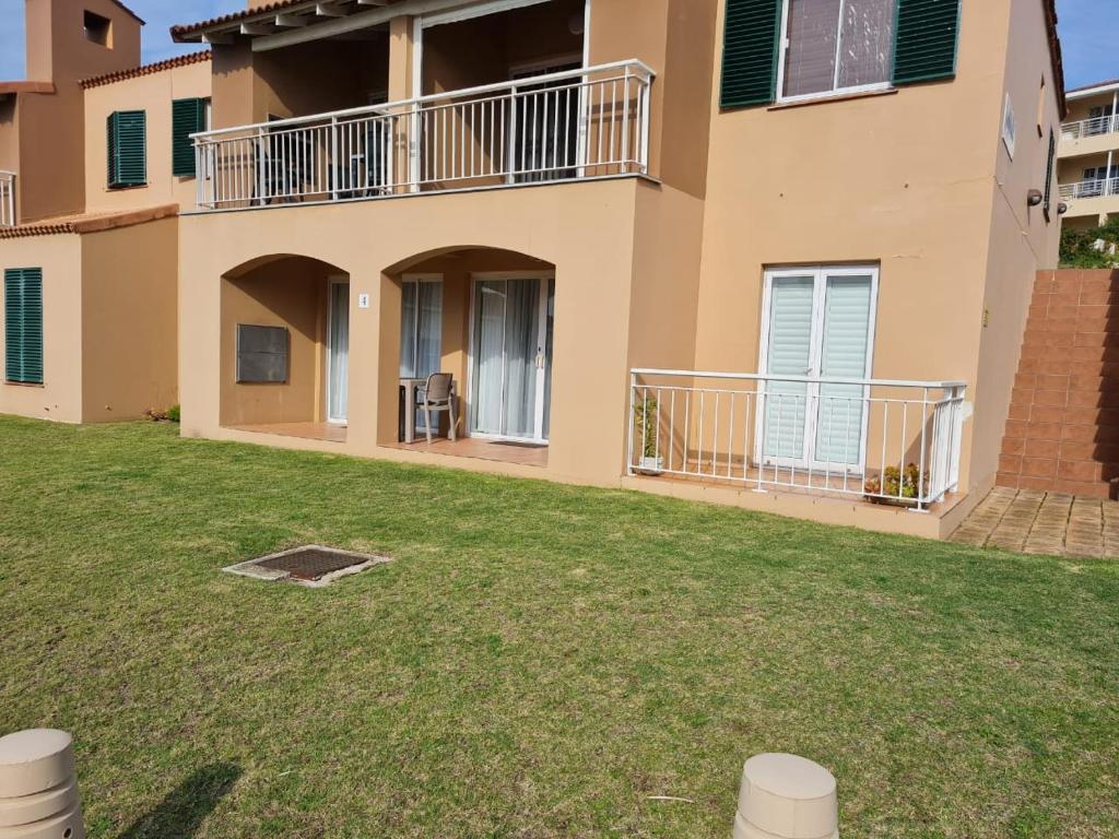 un gran patio frente a una casa en 4 Main Sail Port St Francis, en St Francis Bay