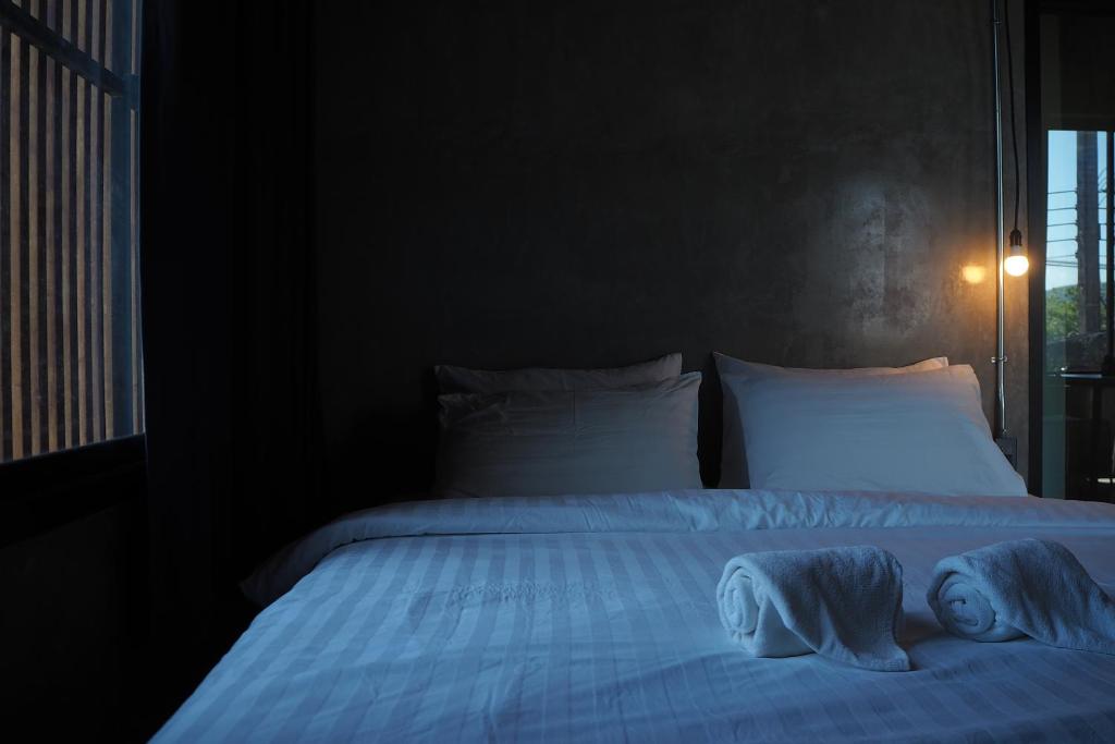 Ban Dan的住宿－No.210 Maikhao Bedroom Studio，卧室配有一张带白色床单和枕头的大床。