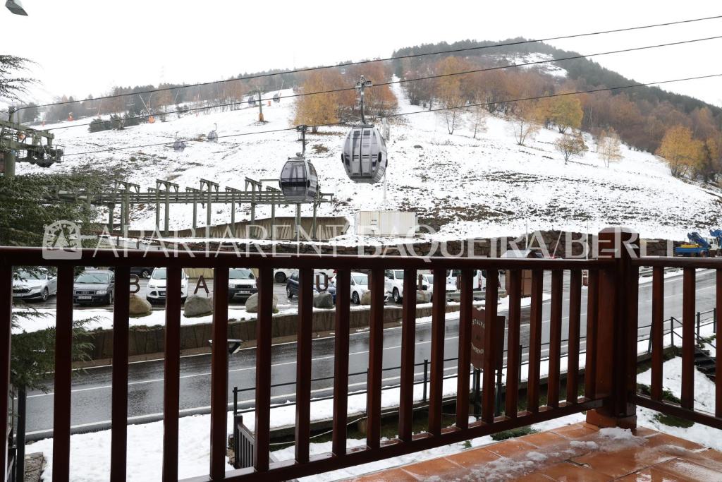 a view of a ski slope with a ski lift at Apartarent 1500 in Baqueira-Beret
