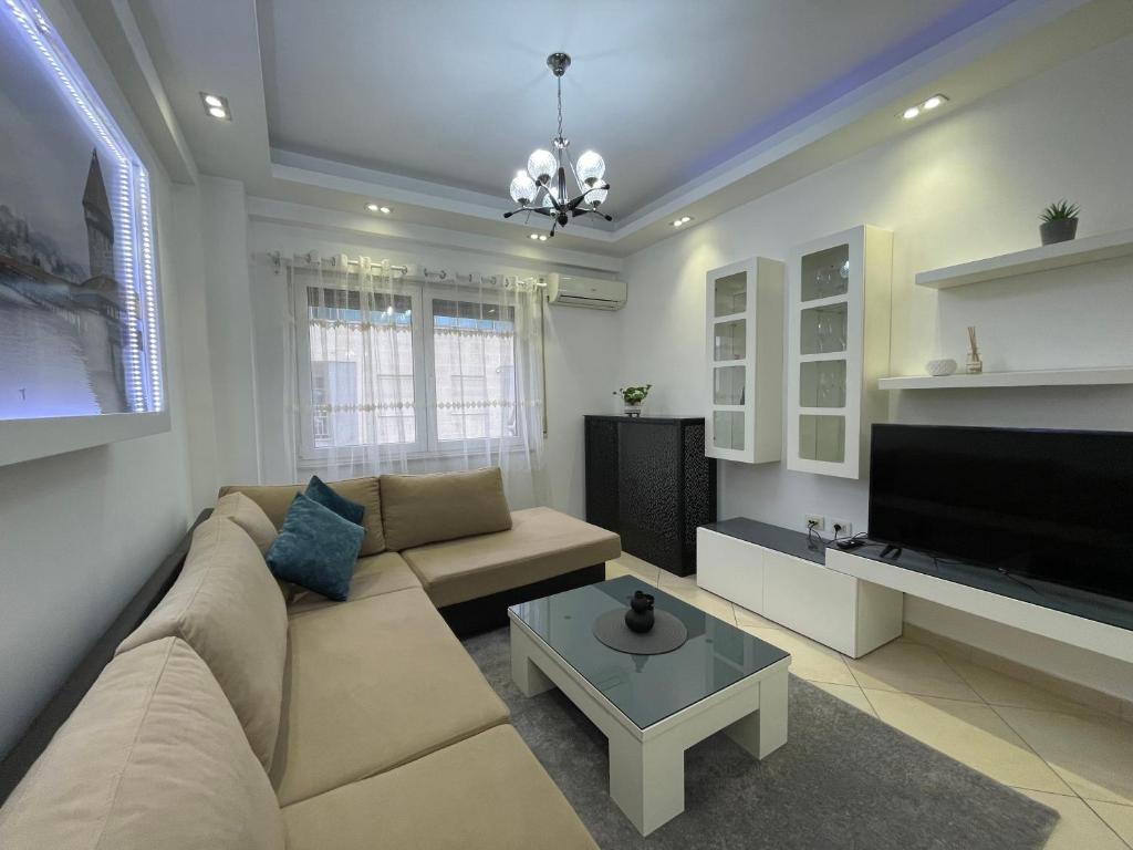 salon z kanapą i telewizorem w obiekcie Tirana New Bazaar - Apartment no•2 w Tiranie