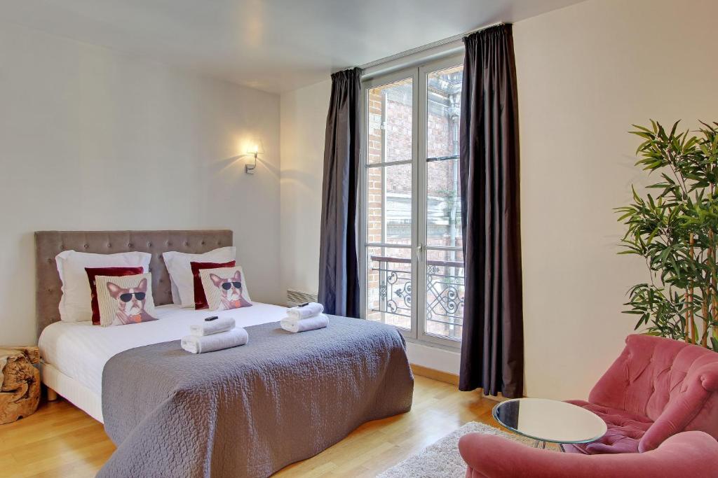 Una cama o camas en una habitación de Short Stay Group Museum View Serviced Apartments