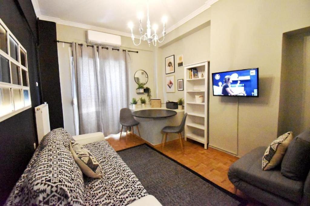 Televízia a/alebo spoločenská miestnosť v ubytovaní Seven Seconds Away Apartment
