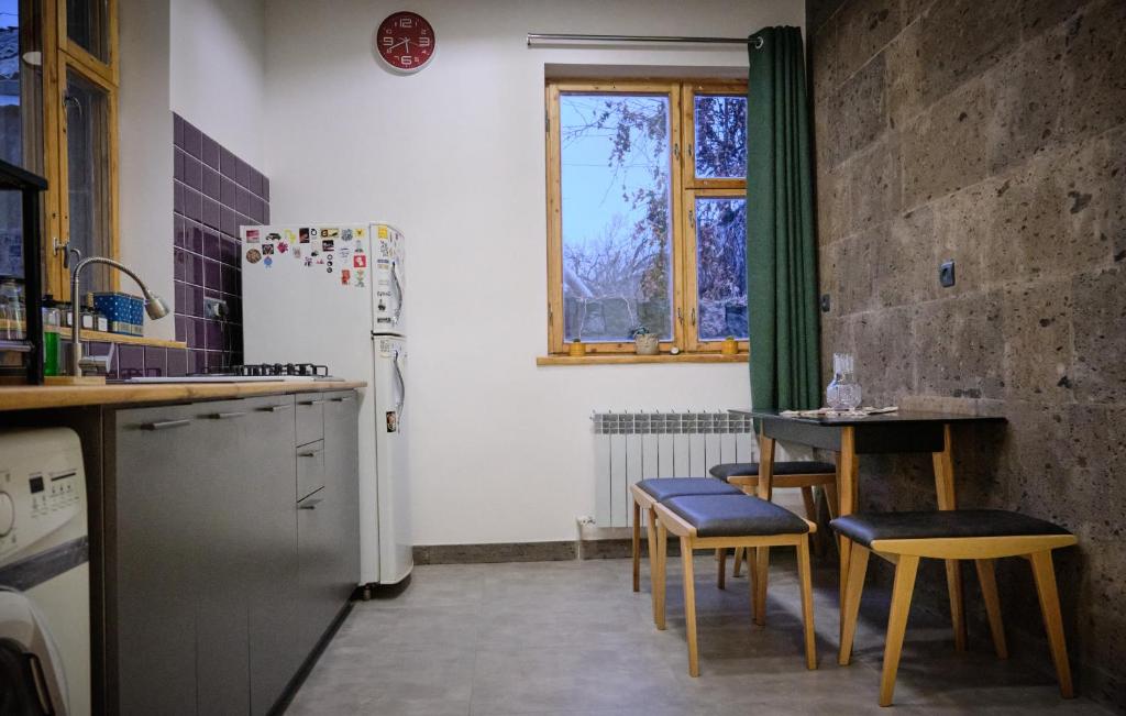 Kuchyň nebo kuchyňský kout v ubytování Kotun Gyumri