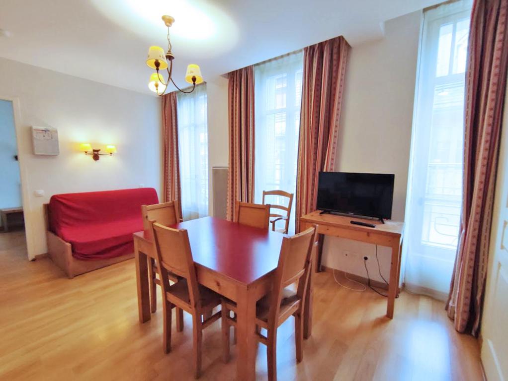 Televízia a/alebo spoločenská miestnosť v ubytovaní La petite ourse, T2, centre Luchon, wifi, casier à skis, ascenseur, 4 personnes