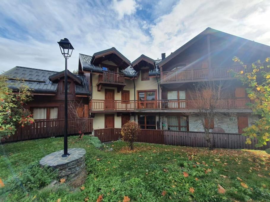 ein großes Haus mit einem Zaun im Hof in der Unterkunft Chalet de la Grand Vy : Appart 6/7 personnes. in Valloire