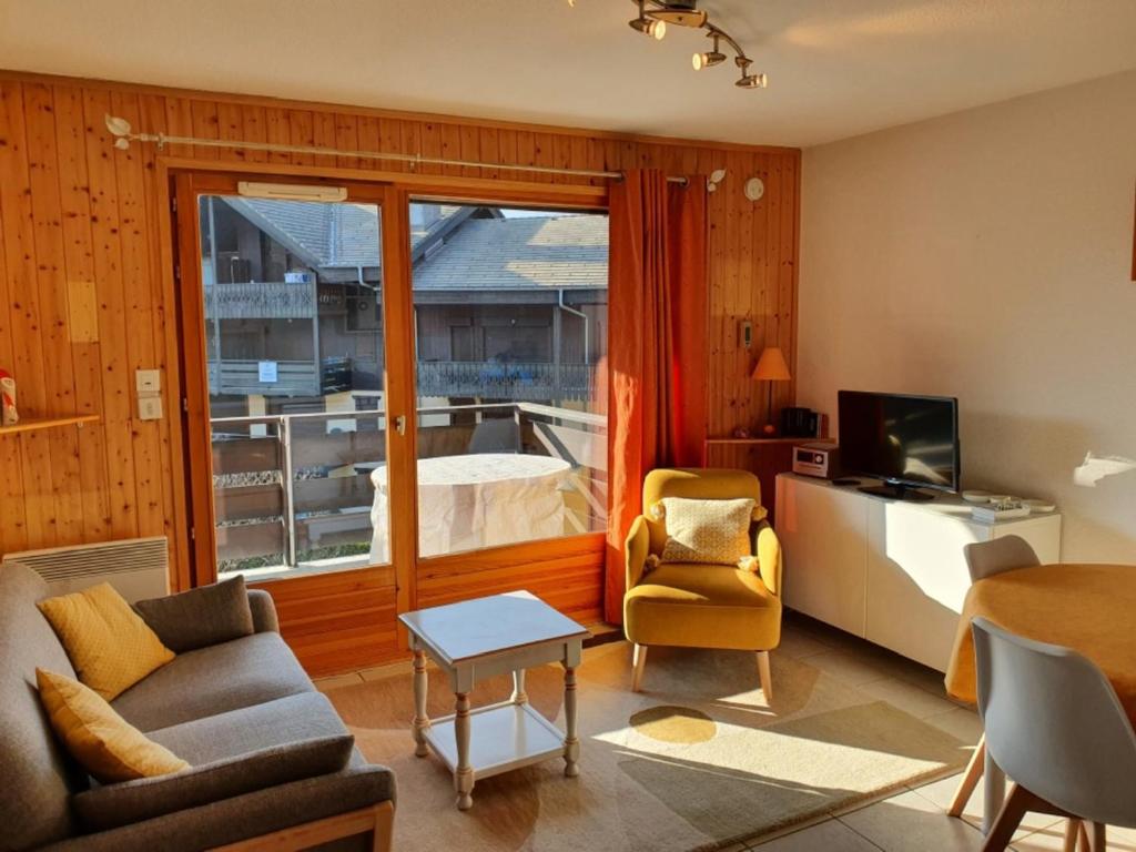 Sala de estar con cama y mesa en Appartement Samoëns, 3 pièces, 4 personnes - FR-1-629-101, en Samoëns