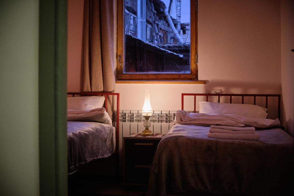 Postel nebo postele na pokoji v ubytování Kotun Gyumri