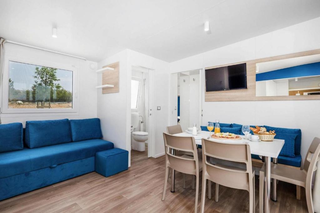 Posezení v ubytování Mobile home in Camping Omisalj with pool