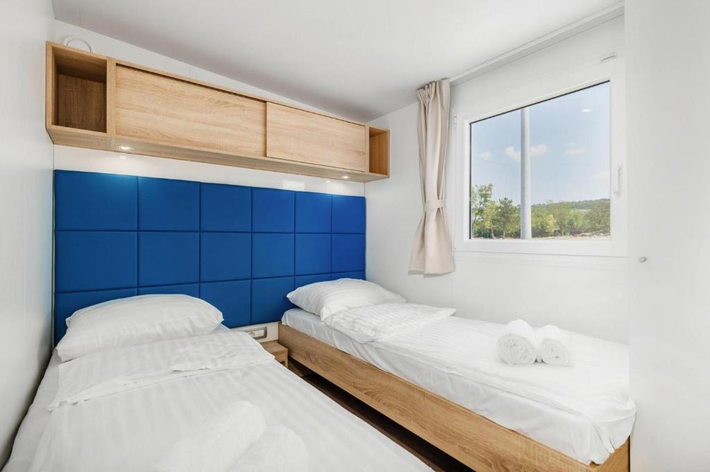 Postel nebo postele na pokoji v ubytování Mobile home in Camping Omisalj with pool
