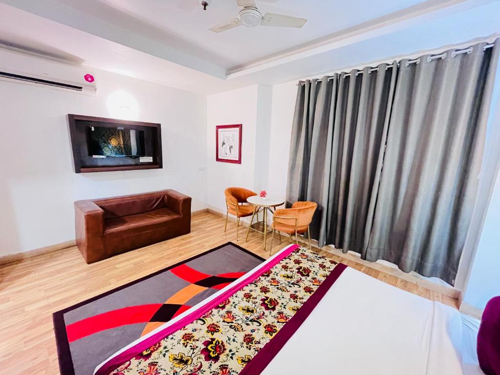 TV a/nebo společenská místnost v ubytování Hotel At Residency Kaushambi Couple Friendly