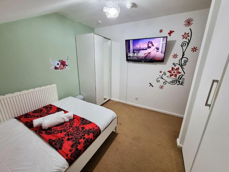 Postel nebo postele na pokoji v ubytování *F1*5GH* Setup for your most relaxed & amazing stay + Free Parking + Free Fast WiFi *