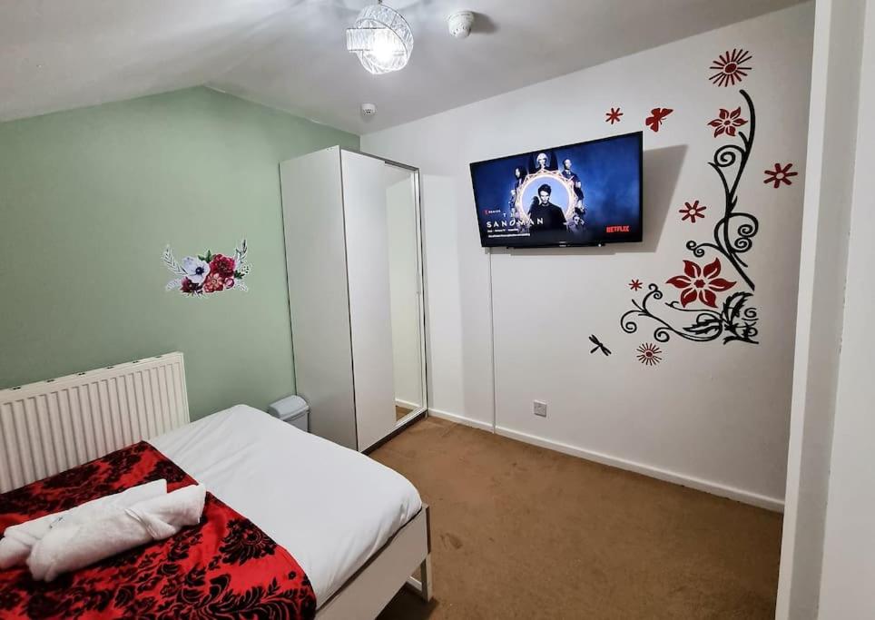 Postel nebo postele na pokoji v ubytování *F1*5GH* Setup for your most relaxed & amazing stay + Free Parking + Free Fast WiFi *