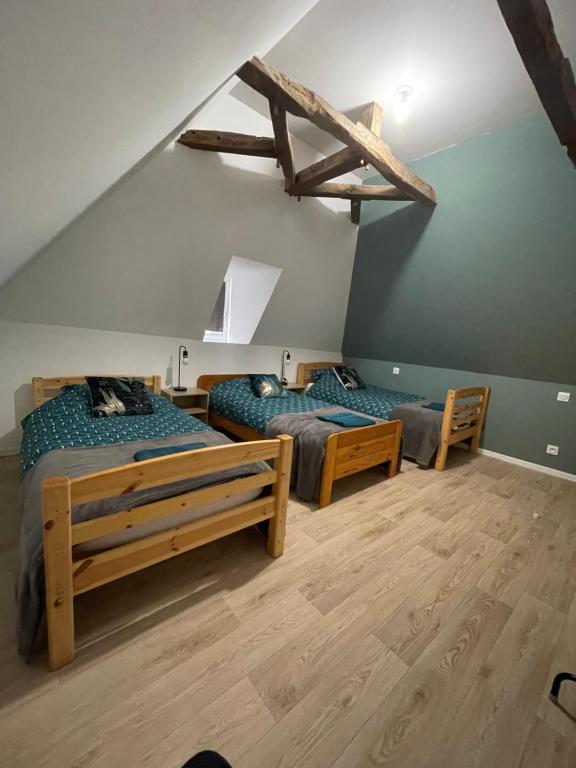 A bed or beds in a room at La loge d’Evelyne