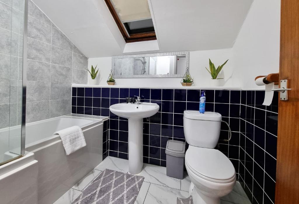 Koupelna v ubytování *F1*5GH* Setup for your most relaxed & amazing stay + Free Parking + Free Fast WiFi *