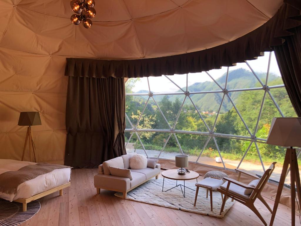 Posezení v ubytování mokki STARDUST GLAMPING