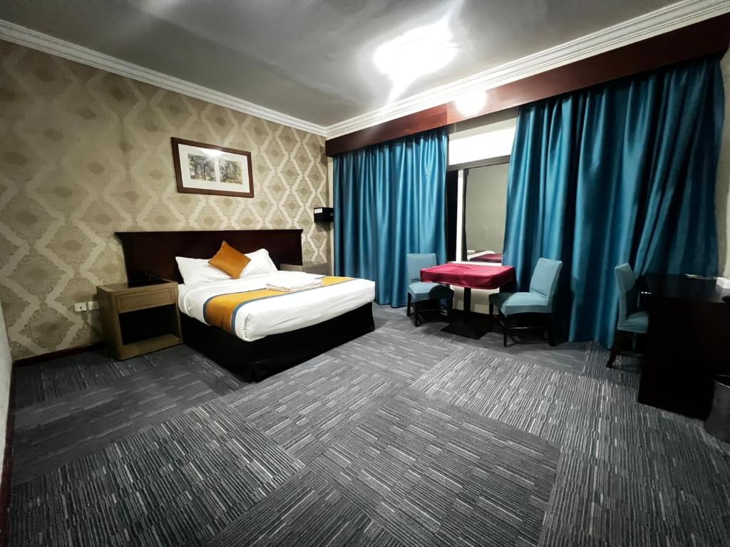 Een bed of bedden in een kamer bij Mermaid Beach Hotel LLC