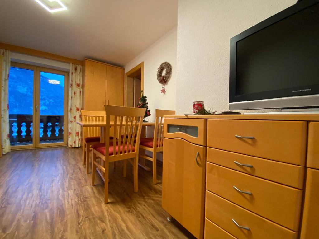 TV a/nebo společenská místnost v ubytování Ferienhaus Oberhuben