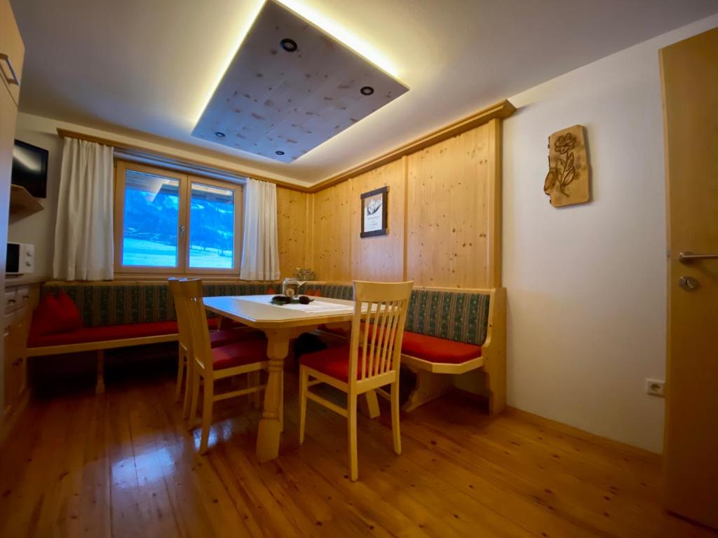 TV a/nebo společenská místnost v ubytování Ferienhaus Oberhuben